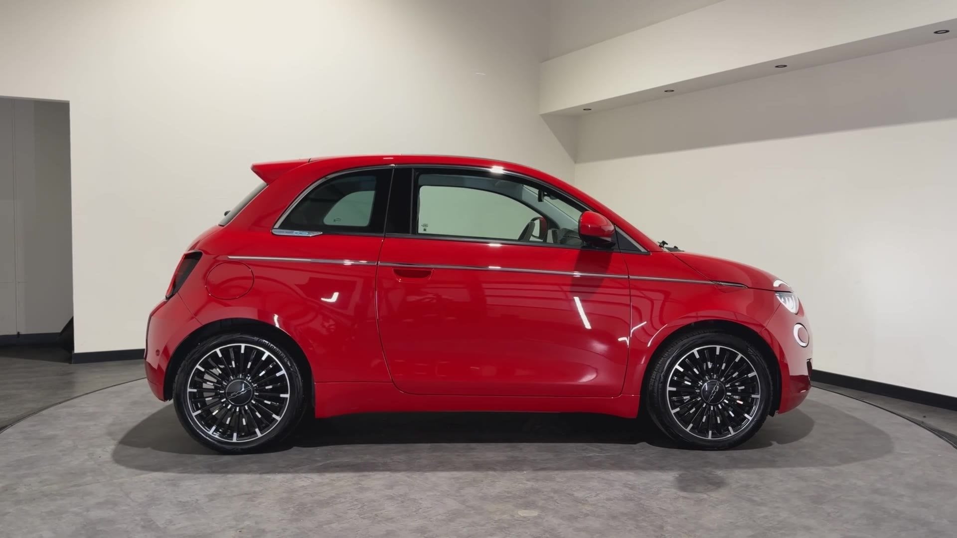 Fiat 500 La Prima 42 kWh | Luxe Leder | ACC | Keyless, Auto's, Gebruikt, Met garantie (alle), 4 stoelen, 320 km