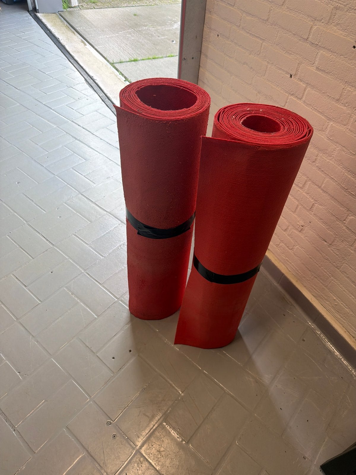 Rode rubberen matten - 2 rollen, Minder dan 50 cm, Gebruikt, 200 cm of meer, Ophalen of Verzenden