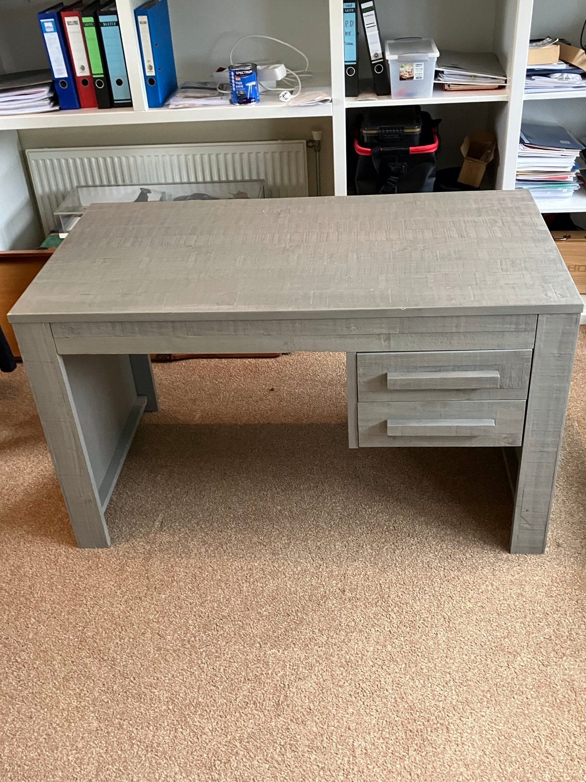 Grijs houten bureau met lades, Huis en Inrichting, Bureaus, Ophalen, Zo goed als nieuw, Overige merken, Grijs