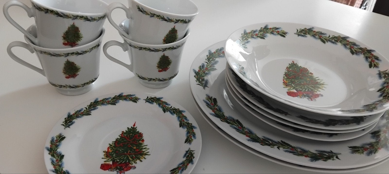 Kerstservies met kerstboom en hulstmotief, Ophalen of Verzenden, Zo goed als nieuw, Compleet servies, Klassiek