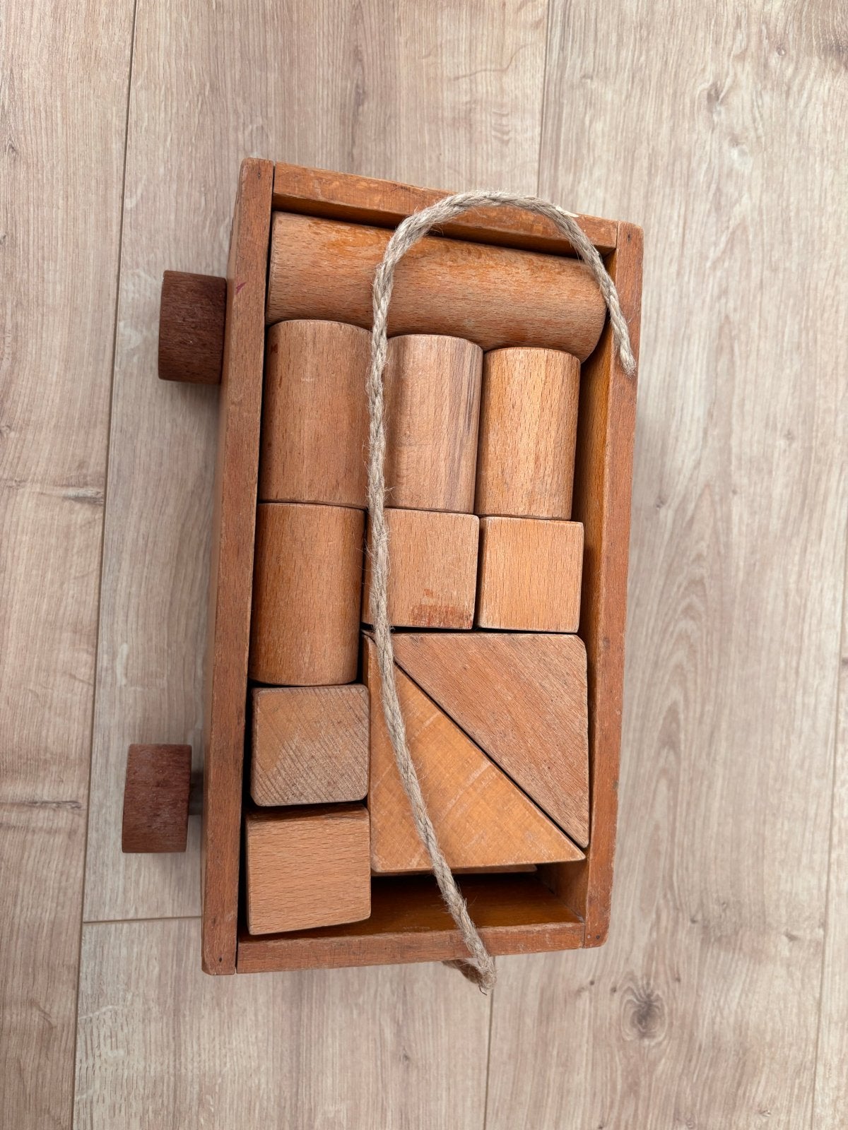 Vintage houten bouwblokken in karretje, Ophalen, Gebruikt, Duw- of Trekspeelgoed