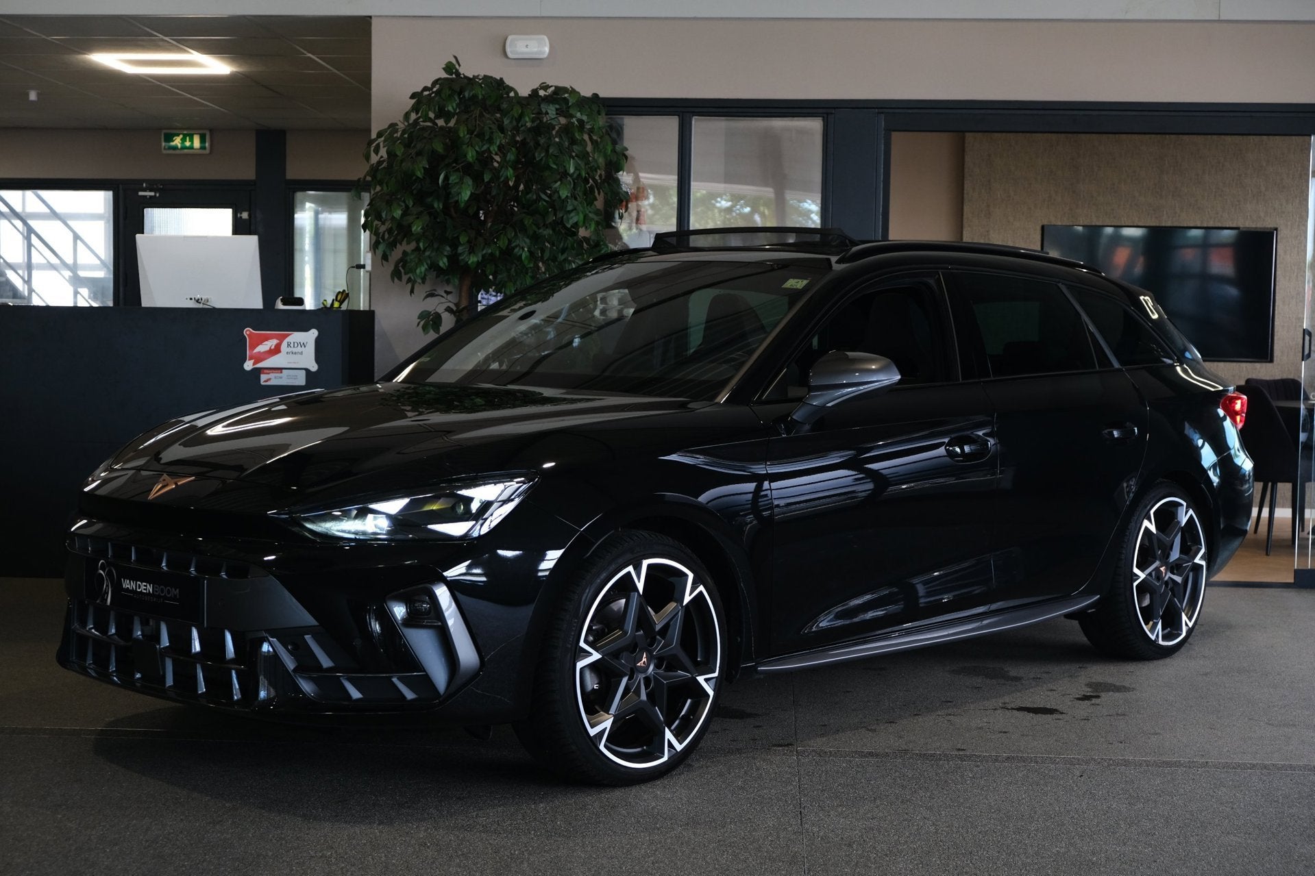 CUPRA Leon Sportstourer 1.5 eTSI 150PK DSG Facelift Pano Led, Auto's, Dealer onderhouden, 77 km/l, Zwart, 4 cilinders