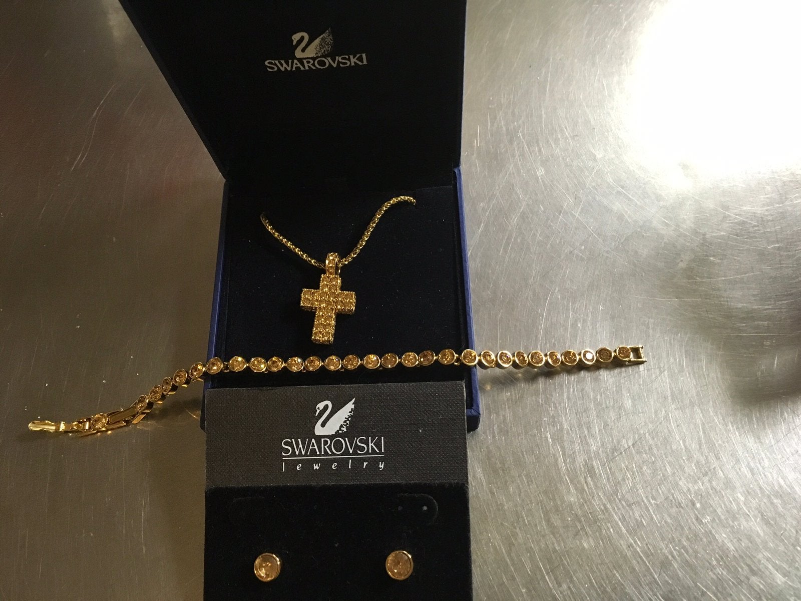 Te koop splinternieuw 3 delig sieradenset van Swarovski, Verzamelen, Swarovski, Ophalen of Verzenden, Nieuw, Sieraad of Horloge