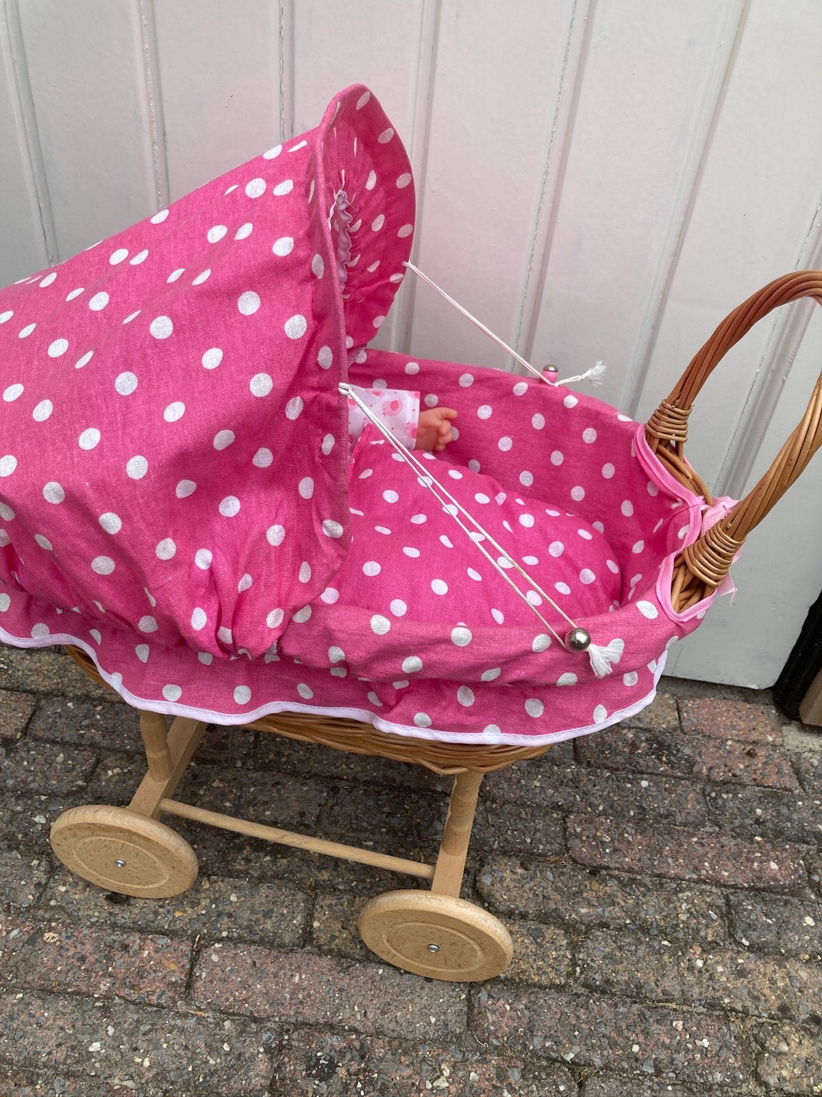 Schattig rieten poppenwagentje inclusief 2 babypopjes €10,00, Ophalen, Zo goed als nieuw, Overige typen