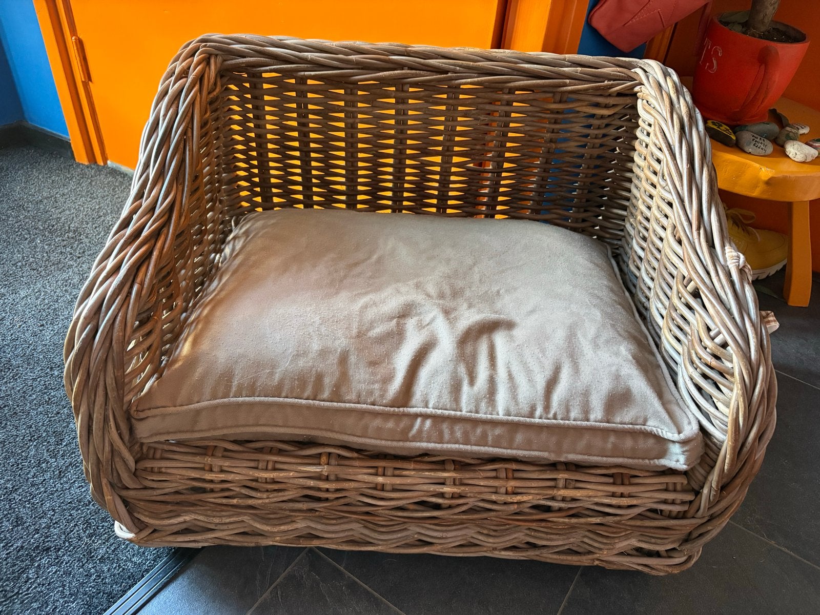 Hondensofa met kussen hoes met rits, Ophalen, Gebruikt, Riet