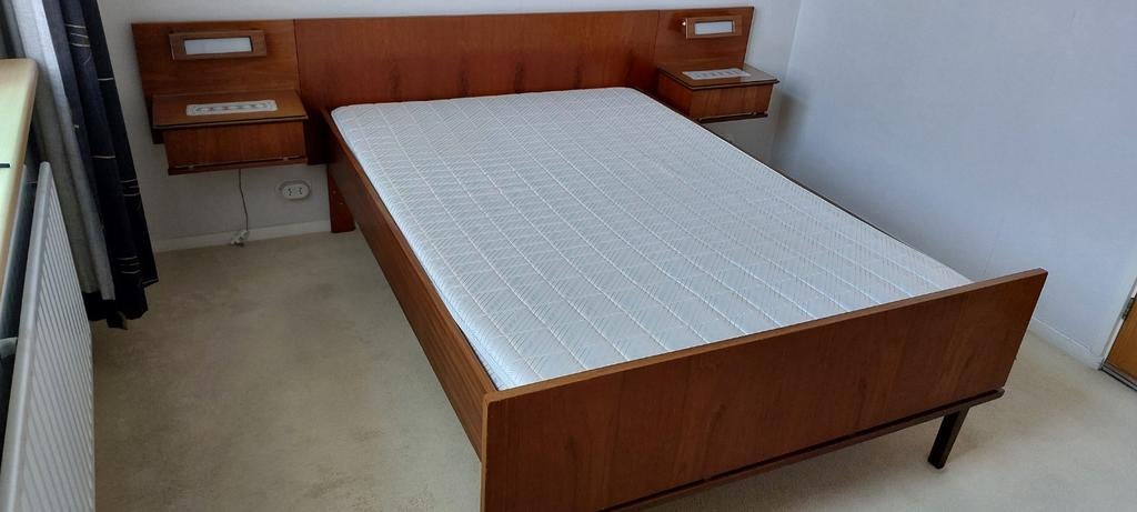 Vintage houten bed met nachtkastjes en verlichting, Ophalen, Gebruikt, Bruin, Tweepersoons