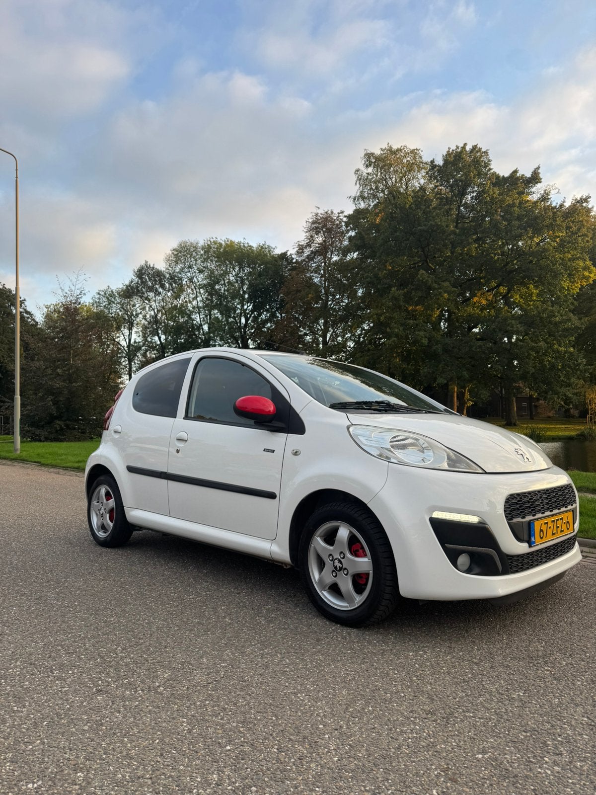 Peugeot 107 Sportium edition 1.0 12V 5DR 2012 Wit, Voorwielaandrijving, Stof, Zwart, 4 stoelen
