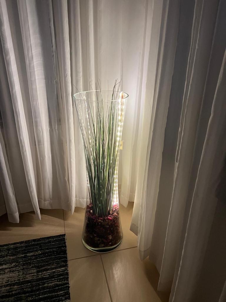 Grote glazen vaas met inhoud en ledstrip - 100cm hoog, Huis en Inrichting, Woonaccessoires | Vazen, Ophalen, Gebruikt, Overige kleuren