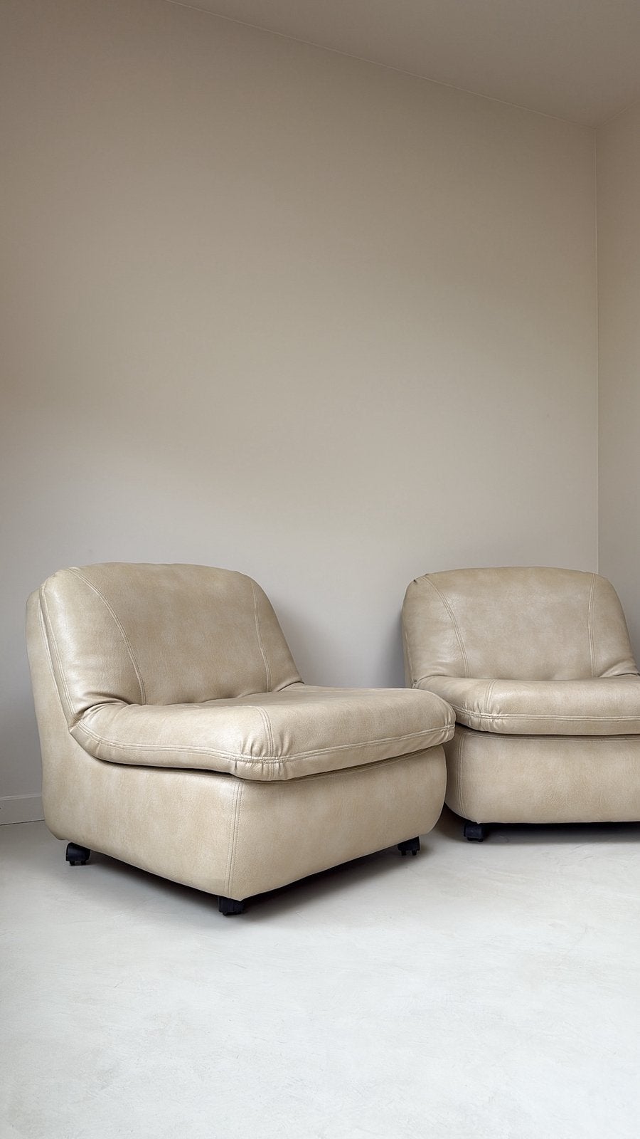 Set van twee skai leren fauteuils van Jo Otterpohl, Huis en Inrichting, Ophalen, Zo goed als nieuw, Vintage space age, Nvt