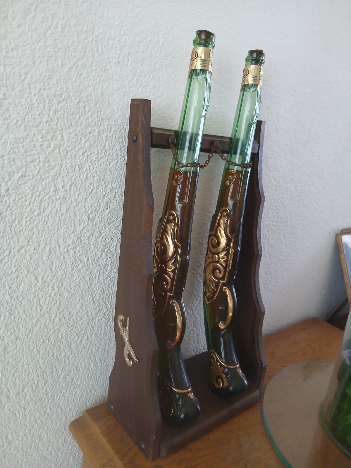 wijnfles Asiago glazen pistool wapen vorm houten standaard, Ophalen, Italië, Overige typen, Vol