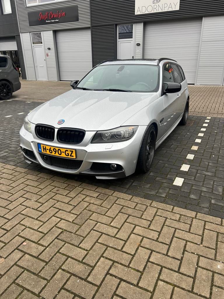 BMW 3-Serie 330i Xdrive 300pk Aut. 2010 Grijs Youngtimer, Auto's, BMW, Automaat, 1800 kg, Zwart, 2996 cc