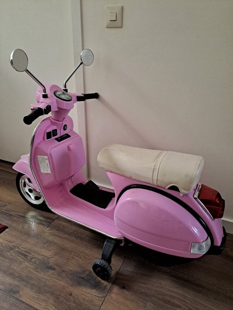roze elektrische kinderscooter Vespa, Gebruikt