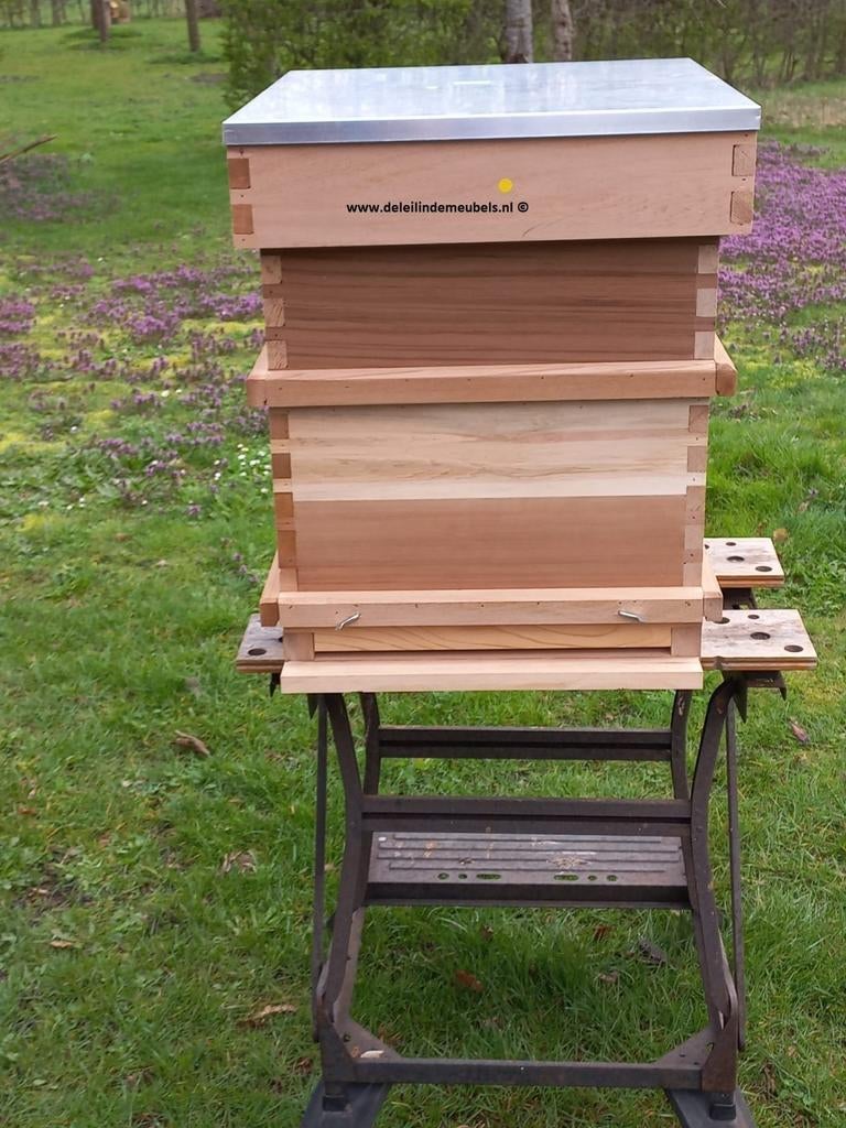 Red cedar bijenkast, Dieren en Toebehoren