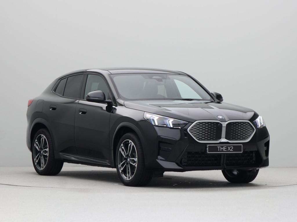 BMW iX2 eDrive20 M Sport Edition (bj 2025, automaat), Auto's, BMW, Skiluik, IX2, Met garantie (alle), Zwart