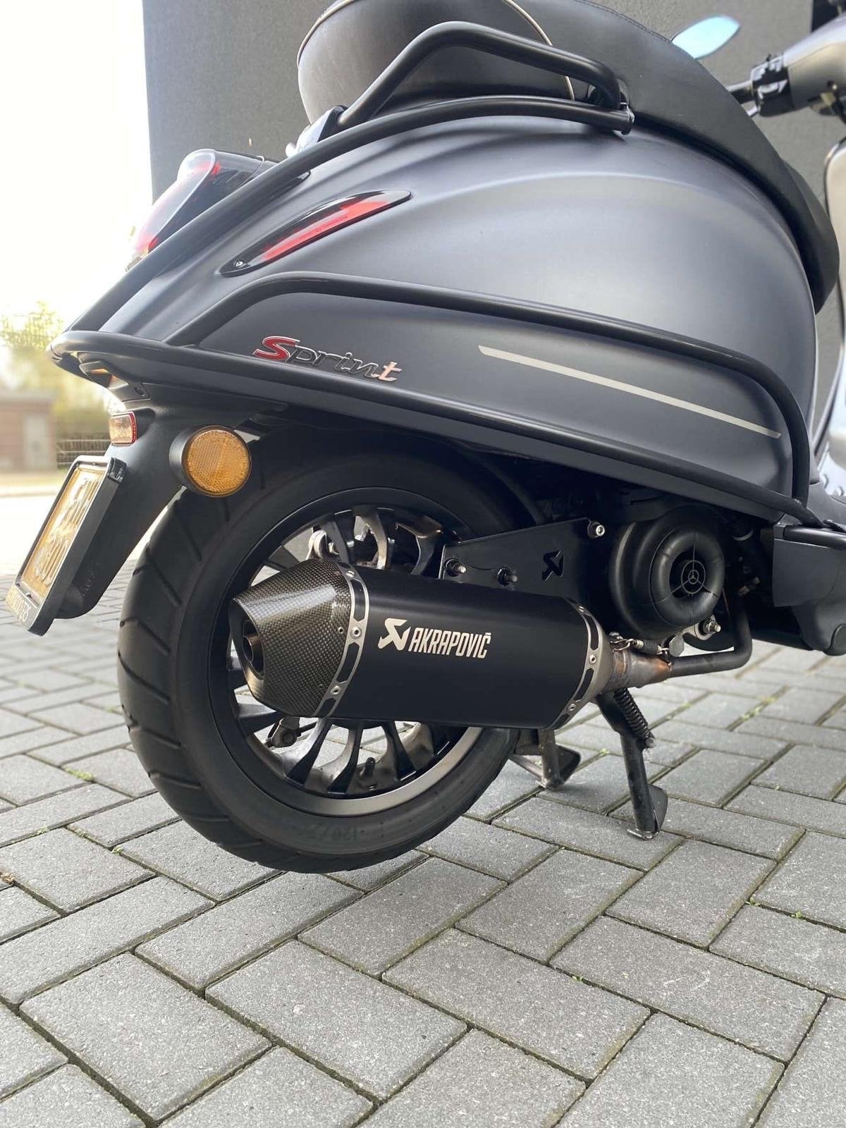 Vespa Sprint 2022 Matgrijs - Akrapovic Uitlaat, Fietsen en Brommers, Ophalen, Overige modellen, Maximaal 45 km/u, Zo goed als nieuw