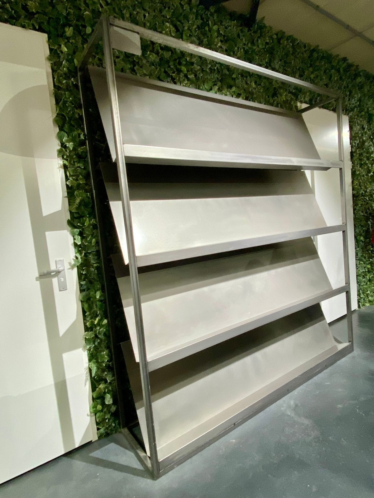 Zeer grote metalen kast (2 meter lang bij 2,21 meter hoog), Ophalen