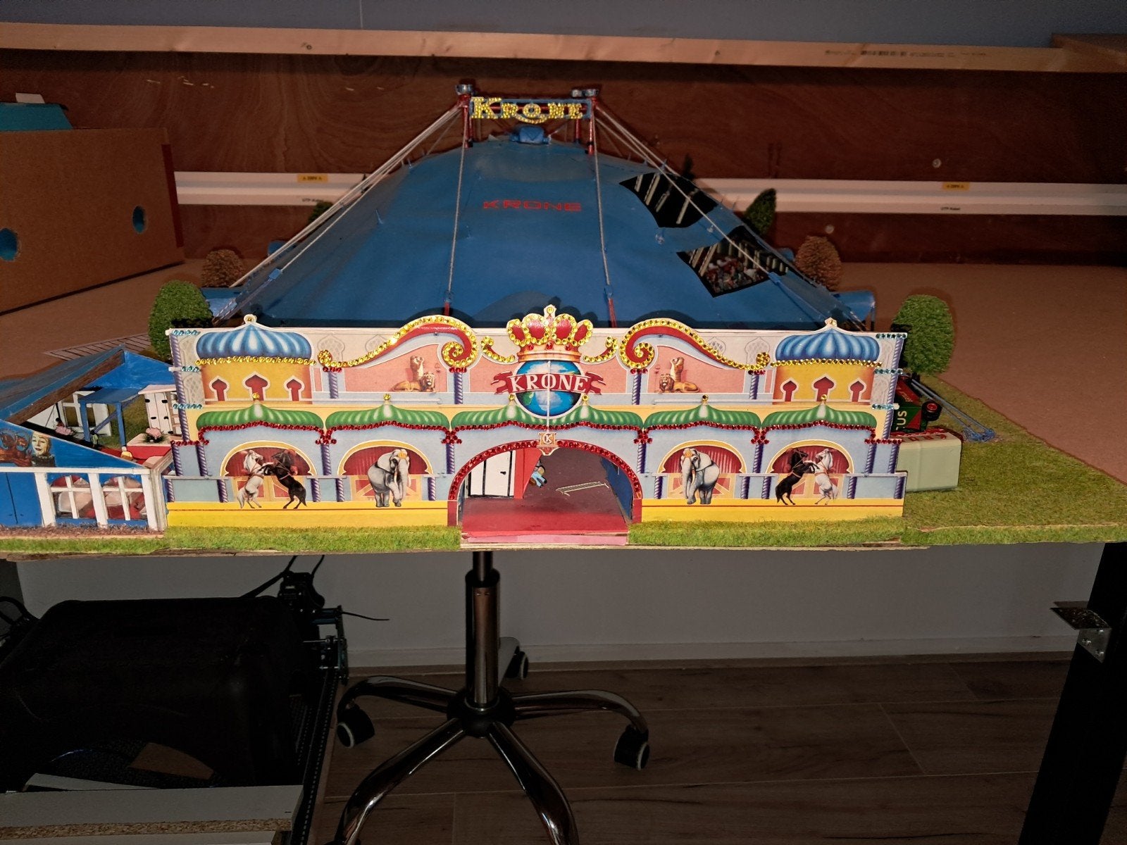 Zelfbouw Circus Krone tent - Uniek model, Hobby en Vrije tijd, Gebruikt, Gelijkstroom of Wisselstroom, Brug, Tunnel of Gebouw