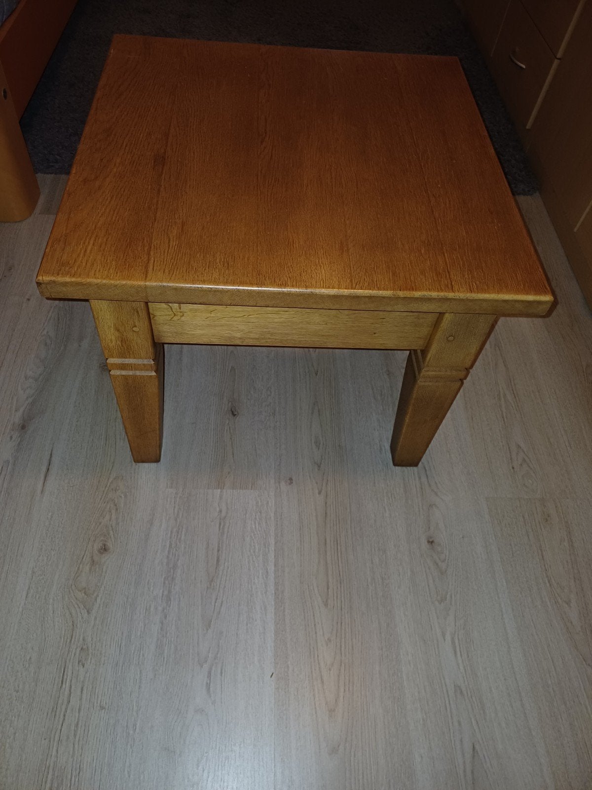 Massief eiken tafel 50 x 50 cm. Hoogte 48 cm, Minder dan 55 cm, Gebruikt, Vierkant, Ophalen