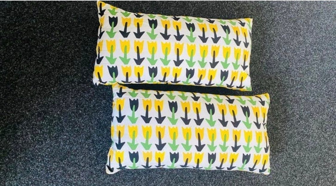 Set van 2 IKEA kussens met tulpenpatroon (60x30 cm), Gebruikt, Meerkleurig, Ophalen of Verzenden, Sierkussen