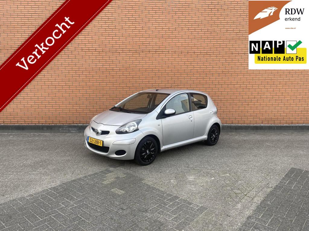 Toyota Aygo 1.0 2010 AIRCO | CARPLAY | ELEK-PAKKET | APK, Voorwielaandrijving, Navigatiesysteem, Gebruikt, 4 stoelen