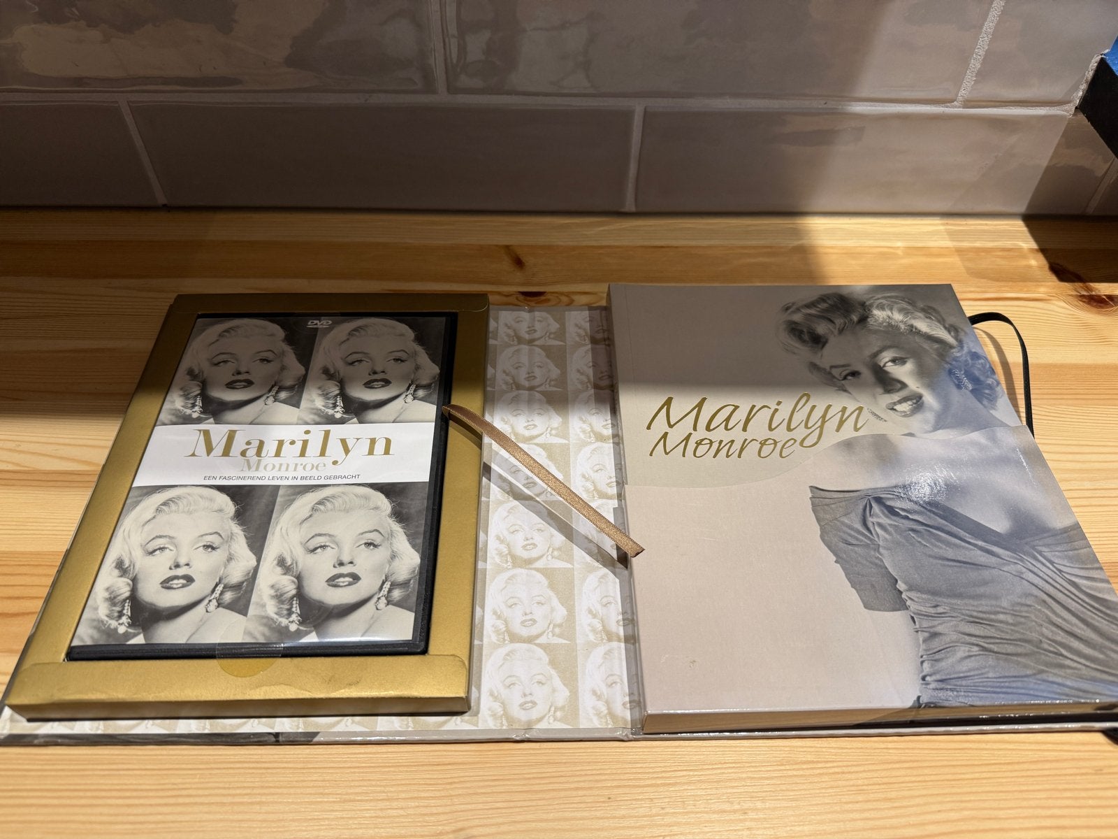 Marilyn Monroe: Een Fascinerend Leven in Beeld Gebracht, Alle leeftijden, Nederlands, Ophalen of Verzenden, Inclusief boekje