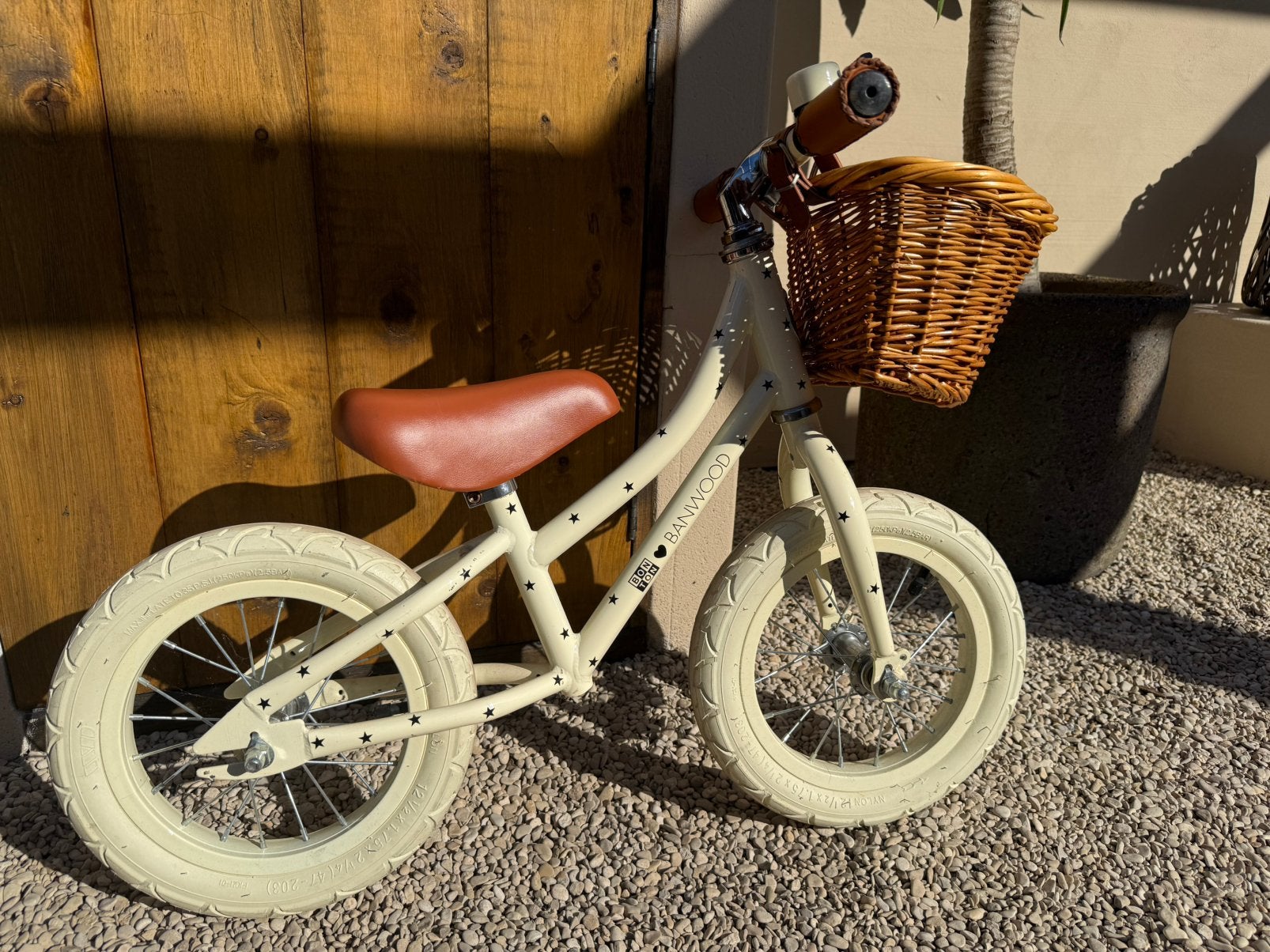 Banwood first go loopfiets met print en mandje en bel