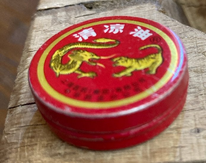 Vintage Chinese Tijgerbalsem Blikje - Rode Draak en Tijger, Ophalen of Verzenden