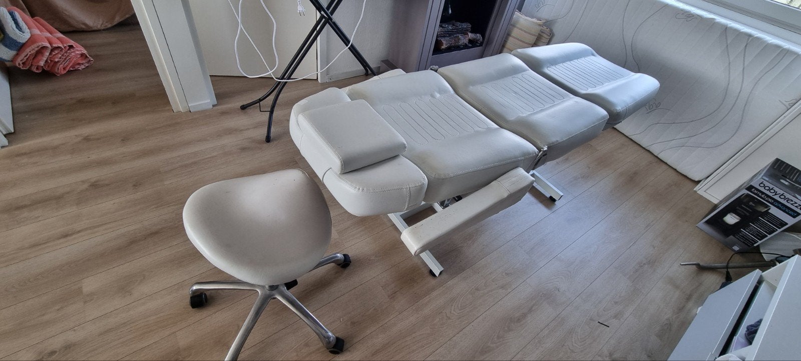 behandelstoel + trolley / werktafel + loeplamp, Ophalen, Gebruikt
