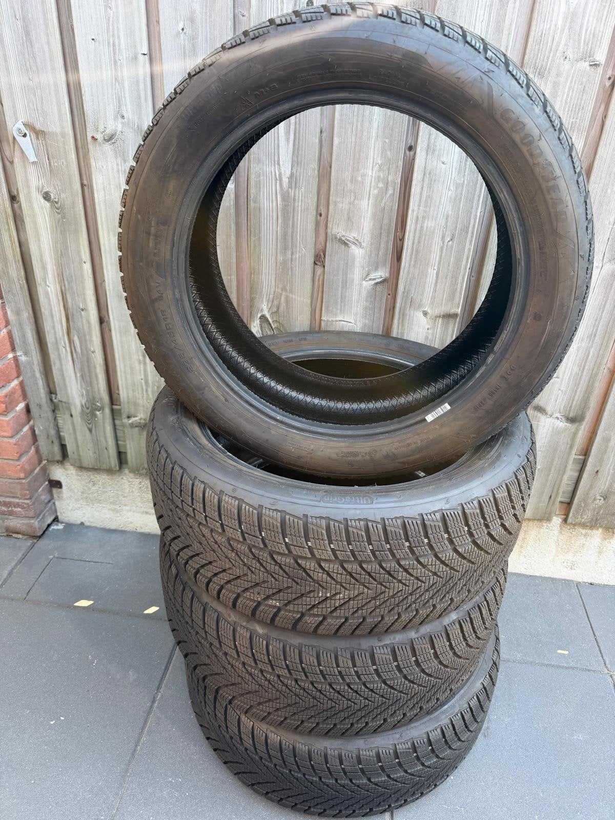 Winterbanden - Goodyear en Continental 235/45R18, Auto-onderdelen, Banden en Velgen, Ophalen, 18 inch, Gebruikt, Winterbanden