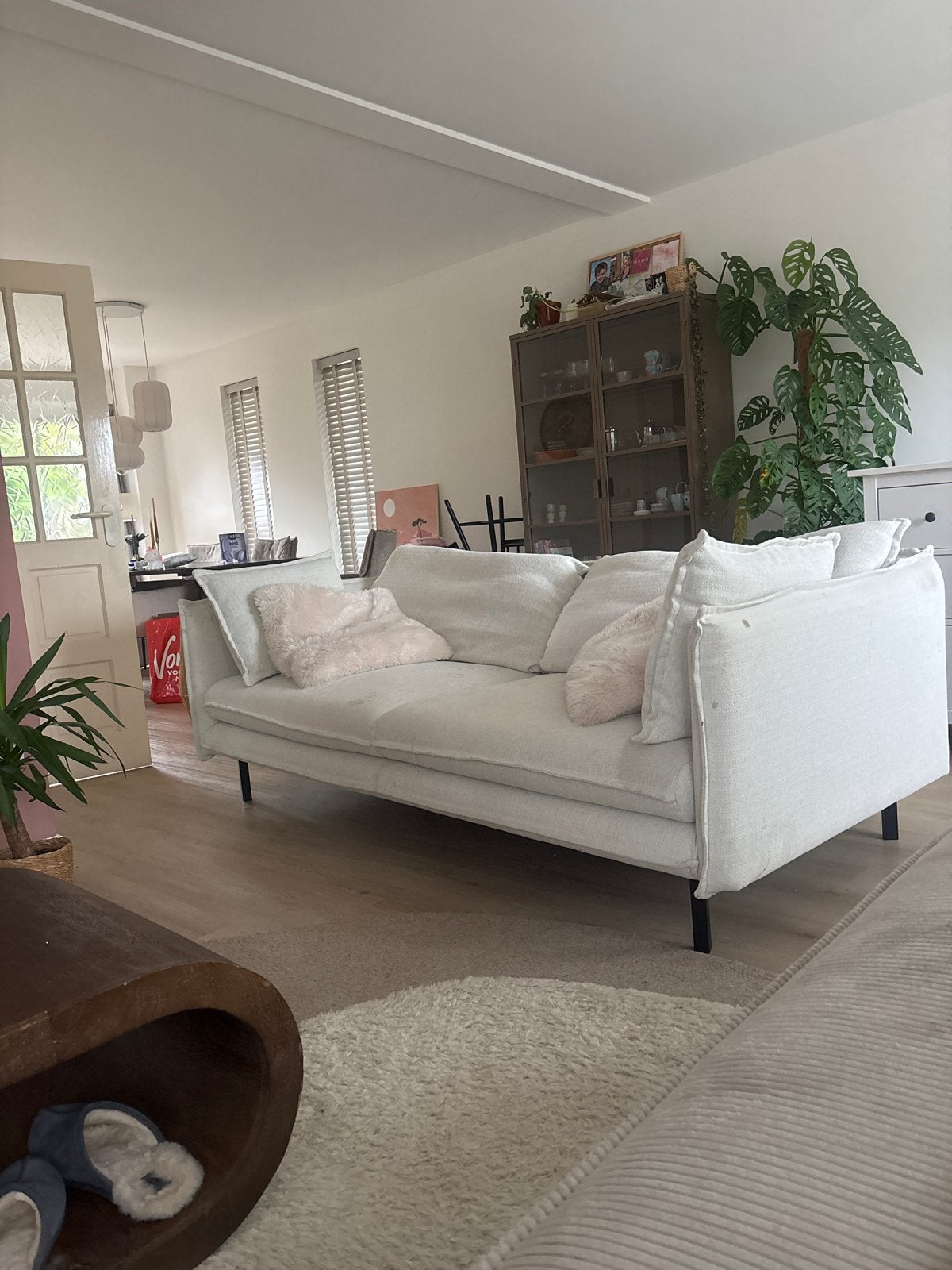 GRATIS / Comfortabele witte bank met zachte kussens, Huis en Inrichting, Banken | Bankstellen, Ophalen, Gebruikt, Driepersoons
