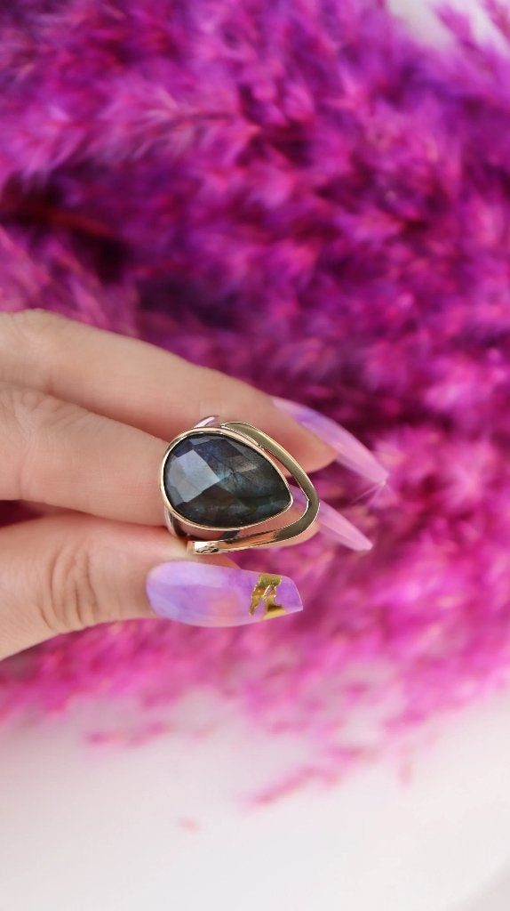Schitterende opvallende ring met labradoriet, Sieraden, Tassen en Uiterlijk, Ringen, 19 tot 20, Nieuw, Met edelsteen, Dame