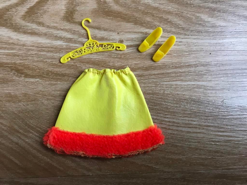 Vintage Barbie rok met accessoires - Geel/Oranje #1477, Ophalen, Zo goed als nieuw, Kleertjes