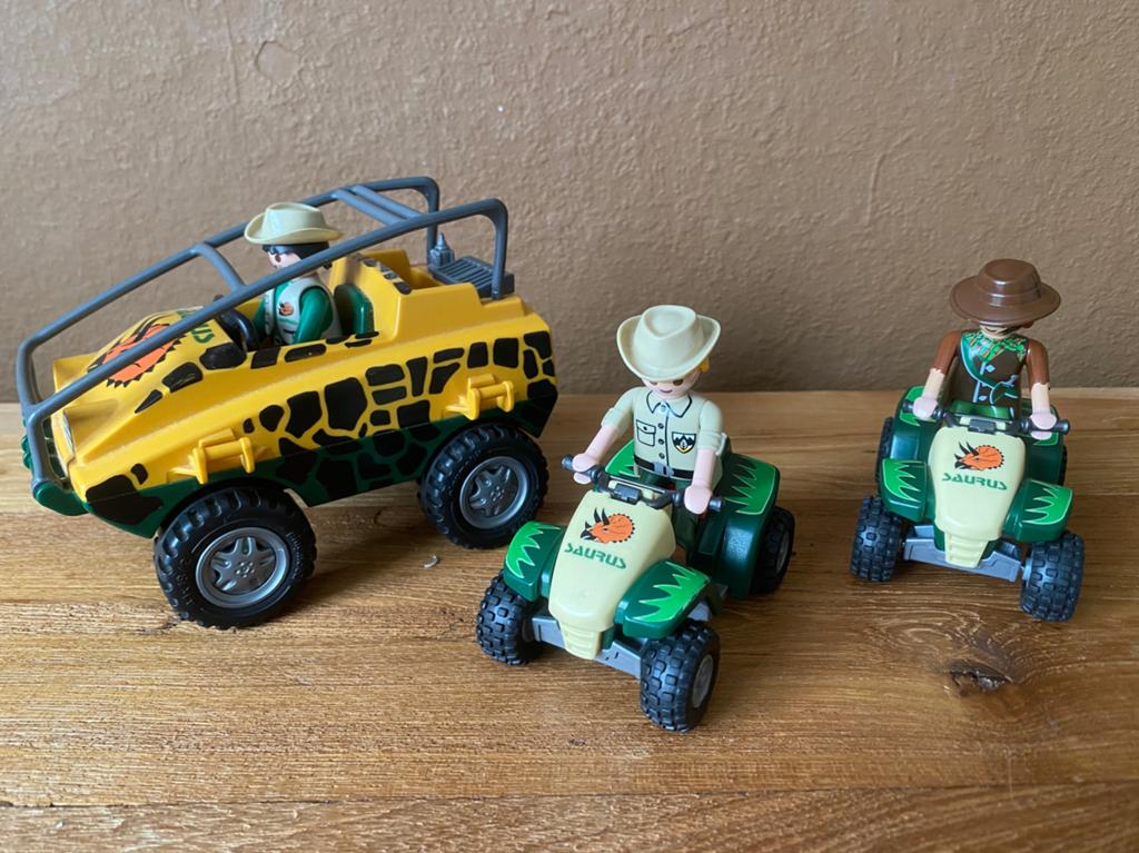 2 quads en een auto playmobil, Ophalen of Verzenden, Zo goed als nieuw