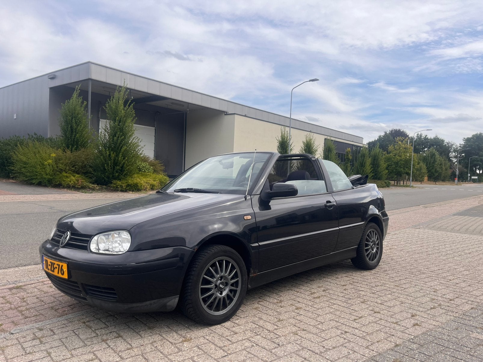 Volkswagen Golf 1.8 Cabriolet 55KW 1998 Zwart, Auto's, 74 pk, 4 cilinders, Cabriolet, 4 stoelen