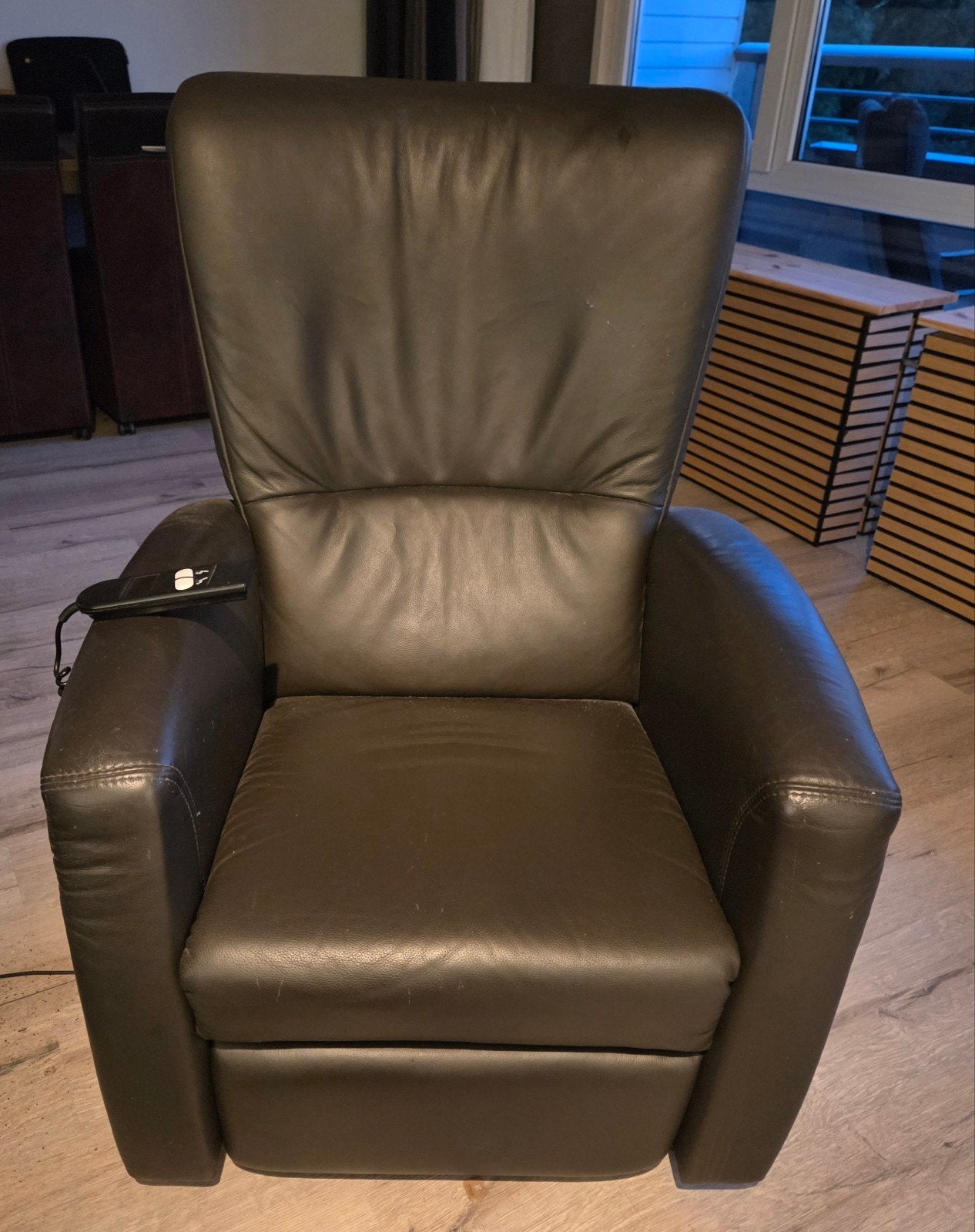 Comfortabele donkerbruine leren sta-op fauteuil, Modern, Comfortabel, Gebruikt, Ophalen of Verzenden, 75 tot 100 cm