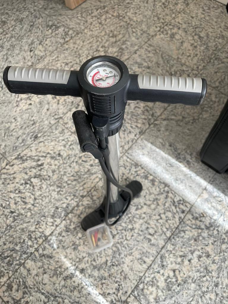 Fietspomp met toebehoren €7,50, Ophalen, Gebruikt