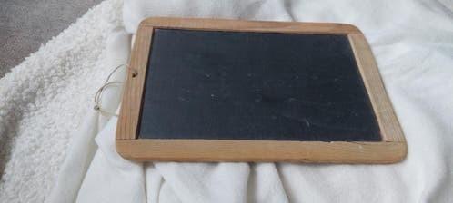 2 BROCANTE KLEINE HOUTEN KRIJT-BORDJES EN 2 PAKJES KRIJTJES, Ophalen of Verzenden, Mobiel, Gebruikt, Krijtbord