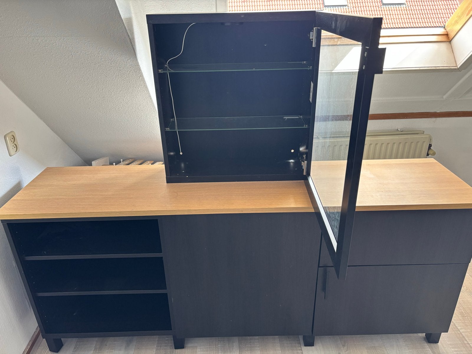IKEA Besta opberger met vitrinekast en lampje, Ophalen, Zo goed als nieuw, 25 tot 50 cm, 50 tot 100 cm