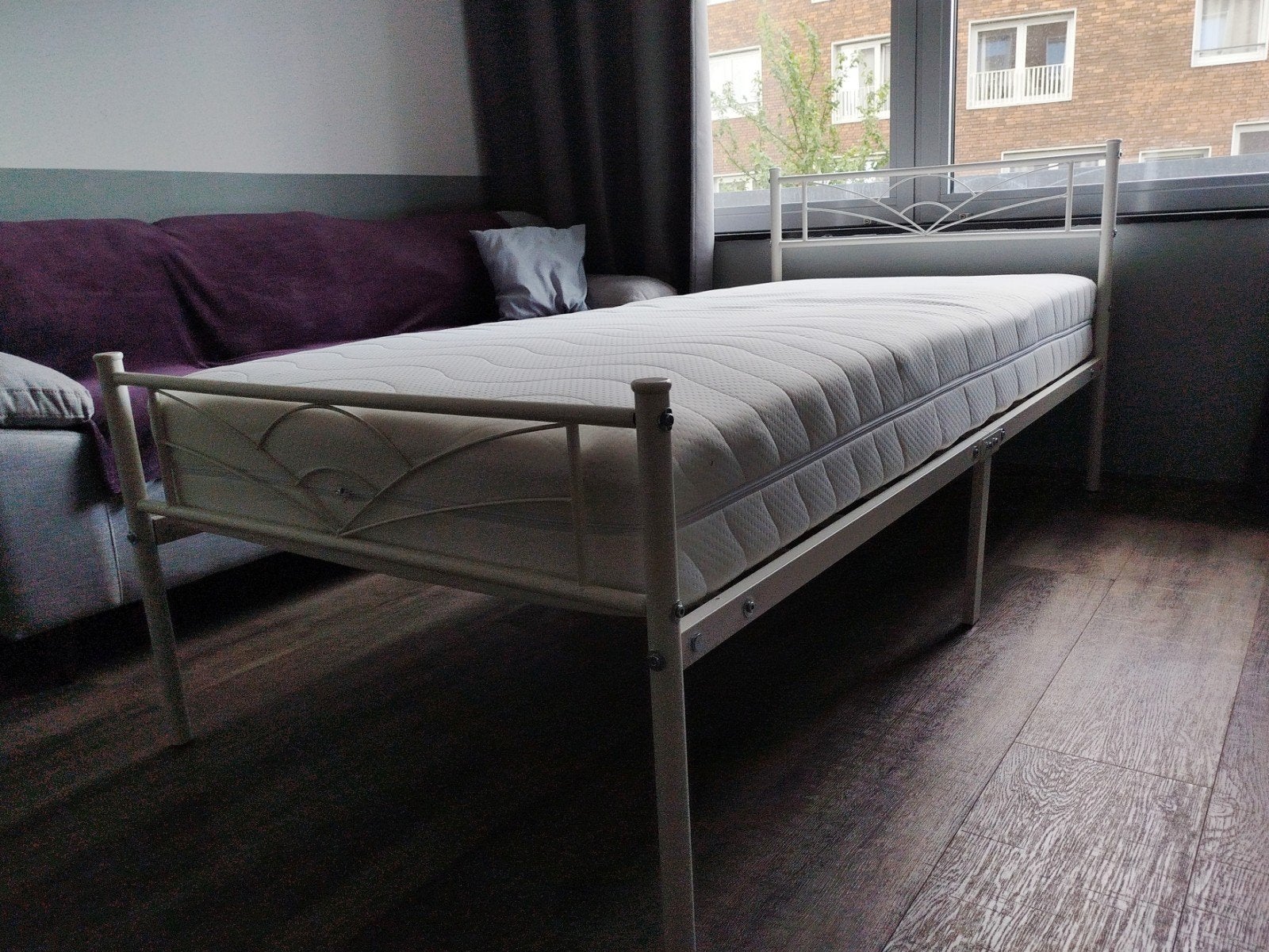 Eenpersoonsbed met medium hard matras, zo goed als nieuw, Ophalen, 90 cm, Eenpersoons, Wit