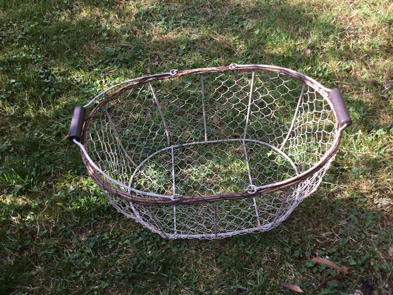 Vintage eier-/oogstmand van kippengaas en wilg, Ophalen