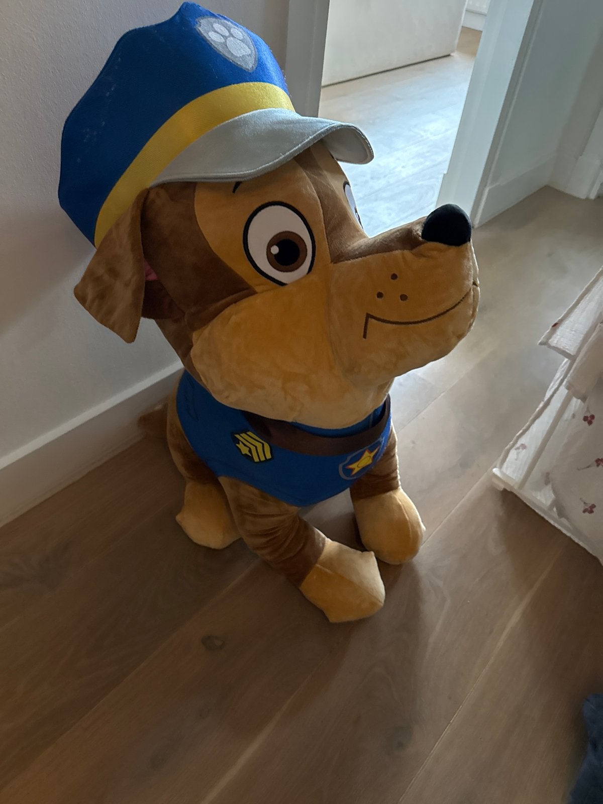 Grote Paw Patrol Chase knuffel - Zo goed als nieuw, Overige merken, Zo goed als nieuw, Middelgroot (20 tot 80 cm), Met kleding of accessoire