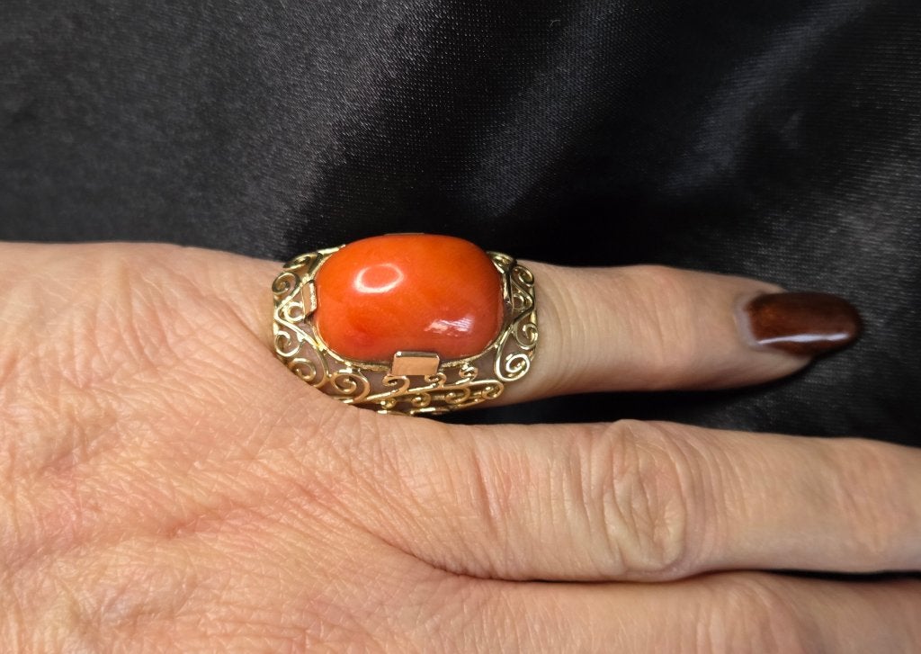 Gouden antieke ring met bloedkoraal. 2026/85, Ophalen of Verzenden, Goud, Ring, Met edelsteen