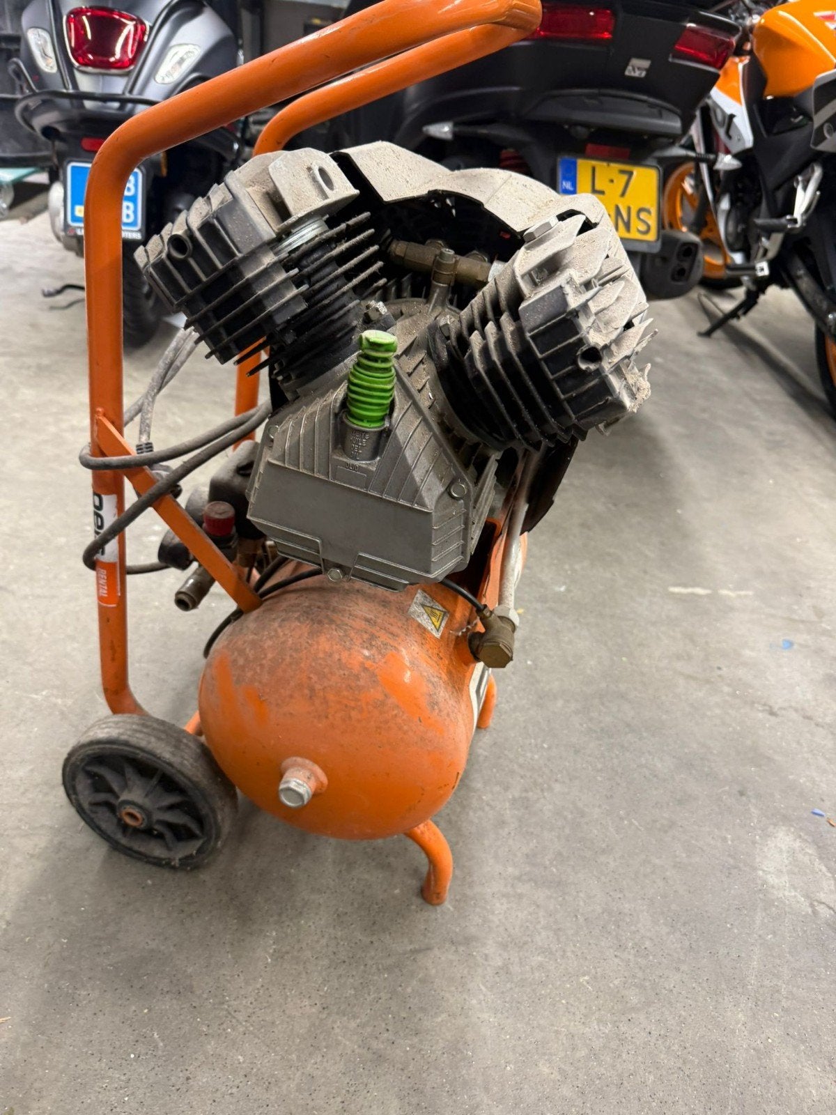 Gebruikte compressor met wielen - Ideaal voor werkplaats, Doe-het-zelf en Verbouw, Compressors, Ophalen