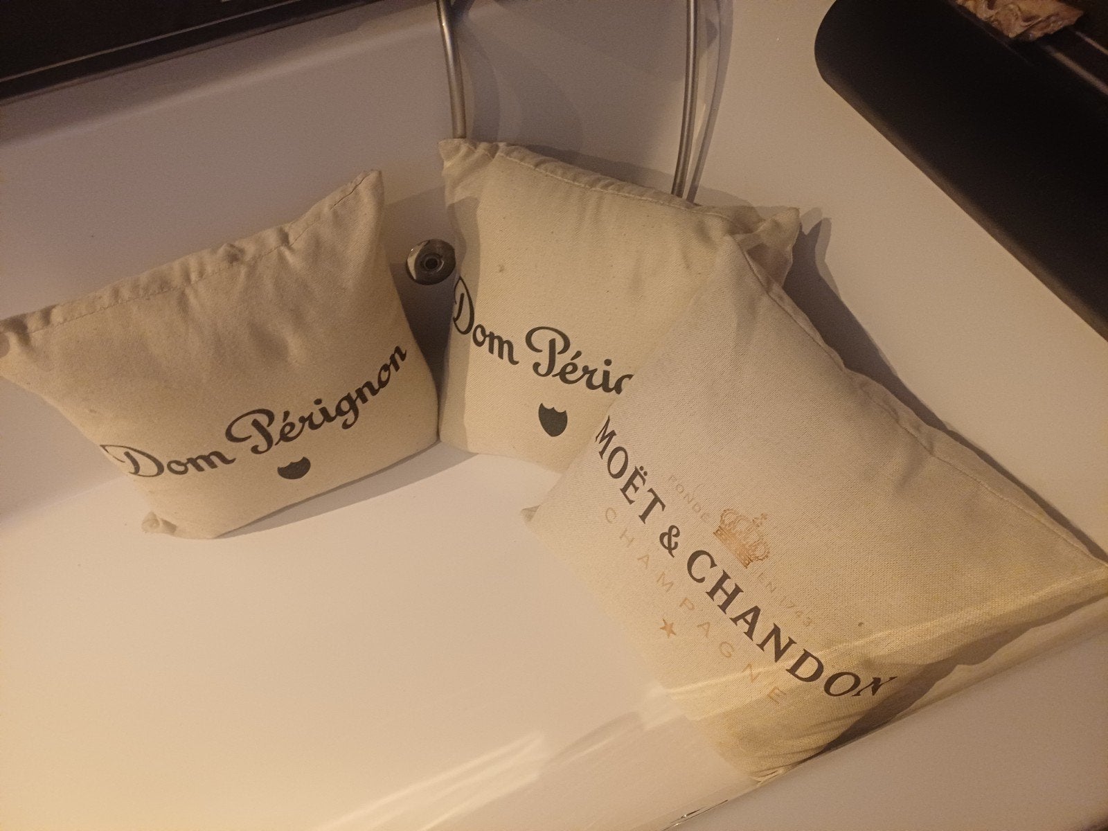 Champagne merk kussens - Dom Pérignon & Moët & Chandon, Gebruikt, Beige, Met print, Vierkant