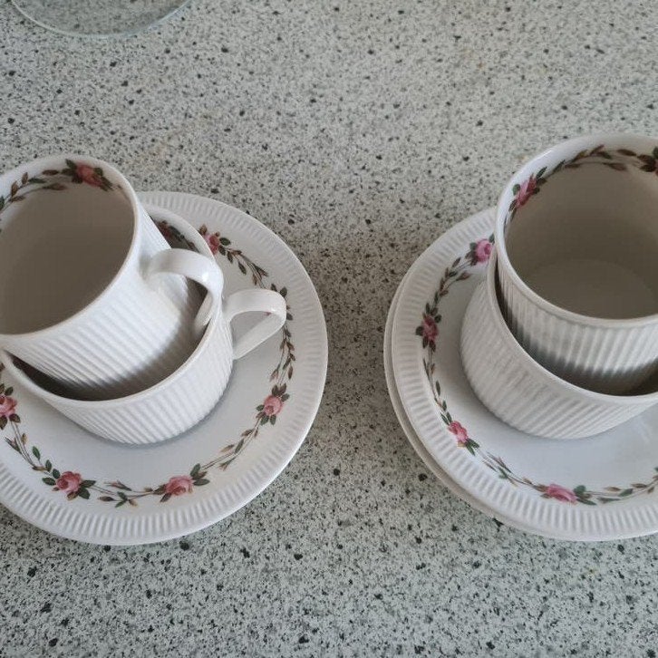 Dames en heren koffiekopjes met roosjes, Ophalen of Verzenden, Porselein, Overige stijlen, Kop(pen) en/of Schotel(s)