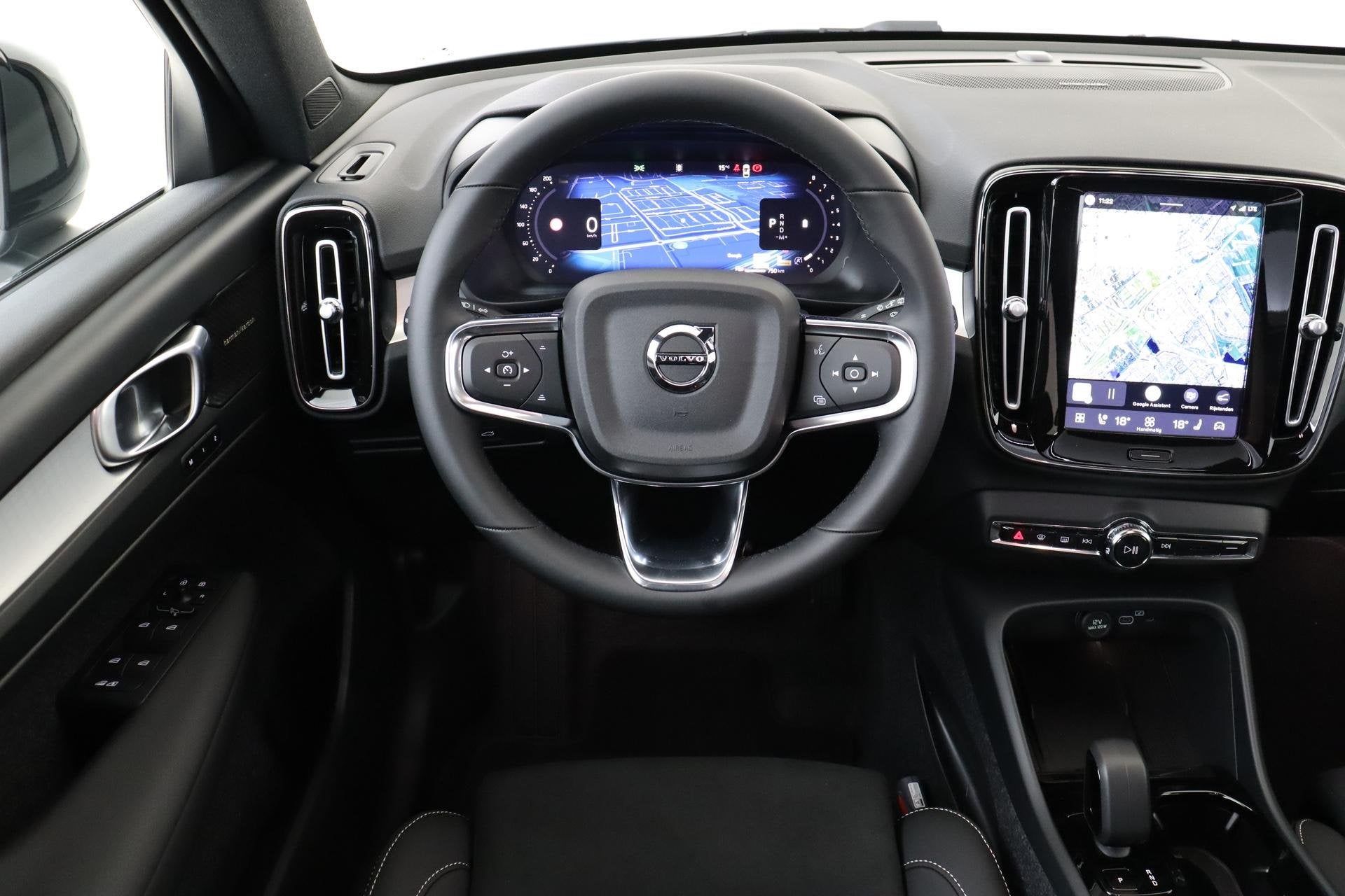 Volvo XC40 B4 (M-HYBRID) PLUS BLACK EDITION -PANO.DAK|HARMAN, 12 maanden, Euro 6, 4 cilinders, Leder en Stof