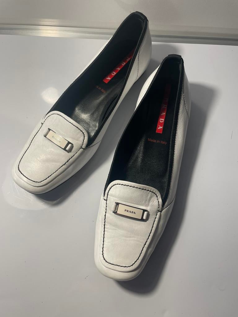 Prada vintage witte leren loafers dames circa EU 38,5, Kleding | Dames, Ophalen of Verzenden, Zo goed als nieuw, Wit, Instappers
