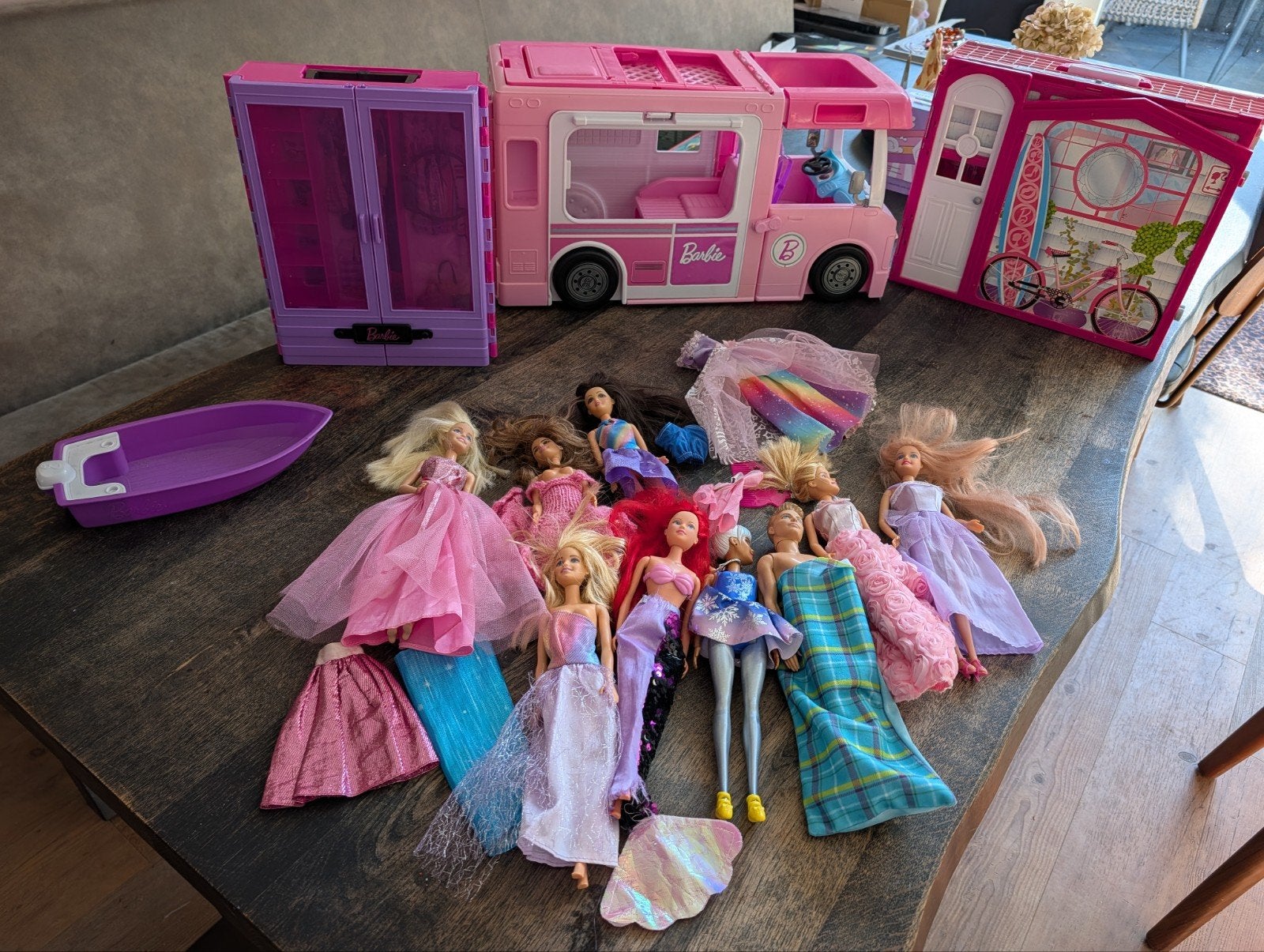 Barbie set (camper, huis, kledingkast, Barbie poppen), Ophalen, Barbie