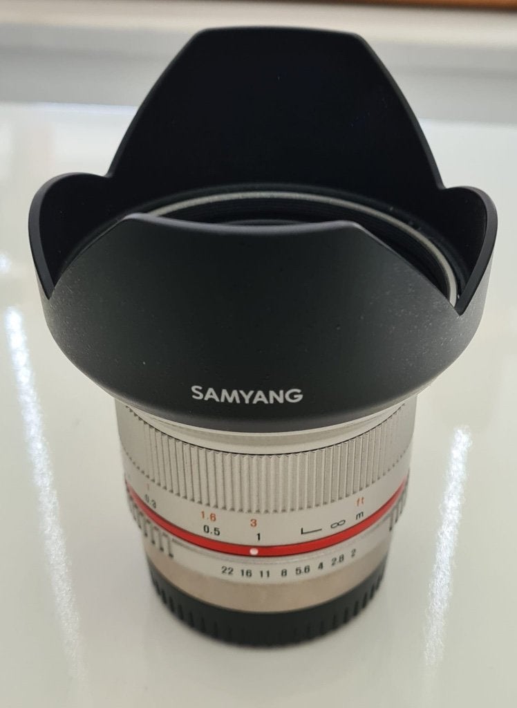 Samyang 12mm f2.0 voor Fuji X mount (metaal versie), Samyang, Beschermhoes/tas, Zo goed als nieuw, 12 mm