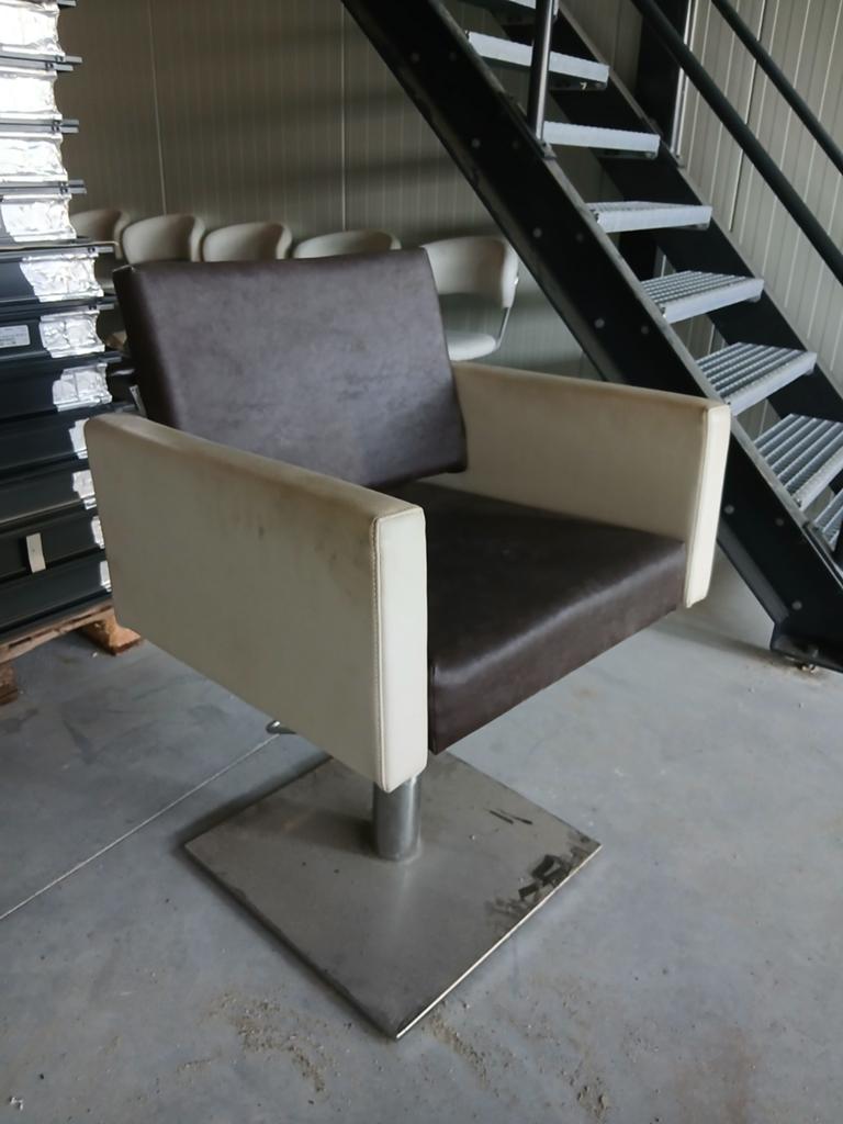 Professionele kappersstoel - Salon Ambience, Ophalen, Gebruikt, Bruin, Leer